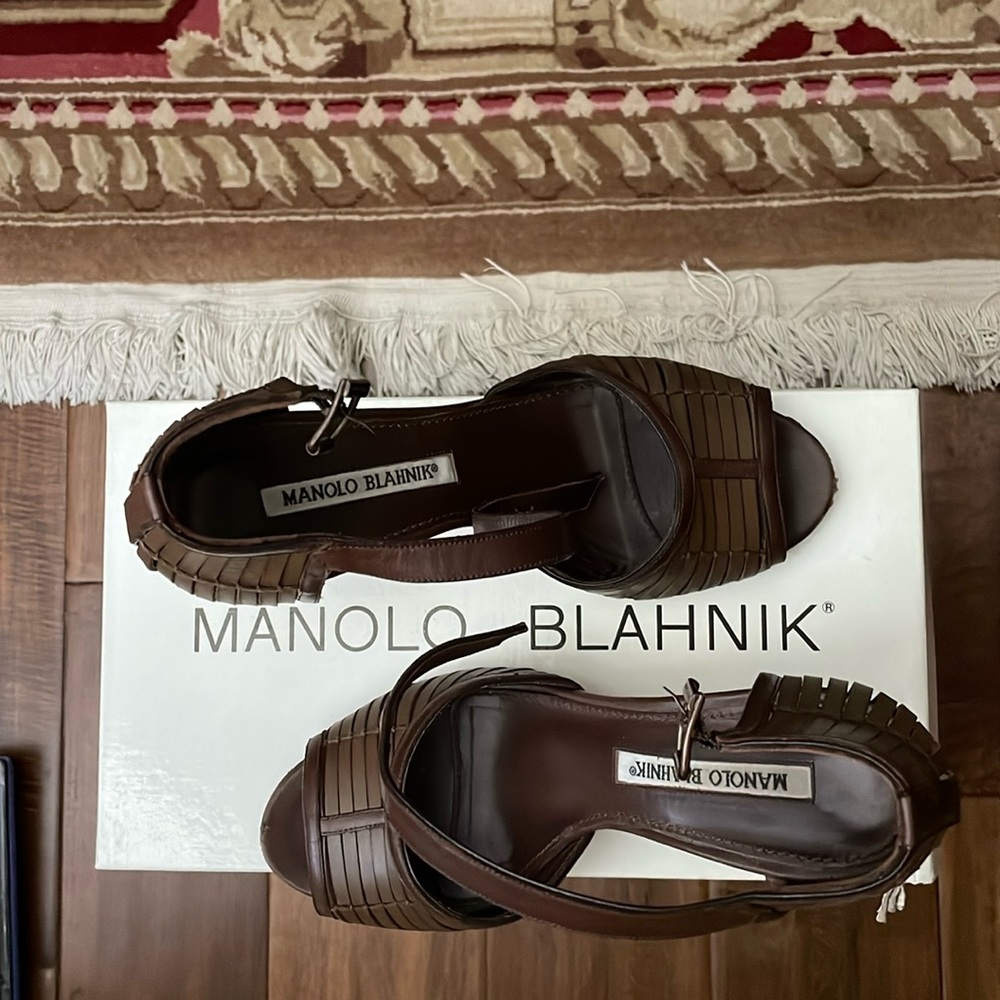 Manolo Blahnik size 6b (36) khaki